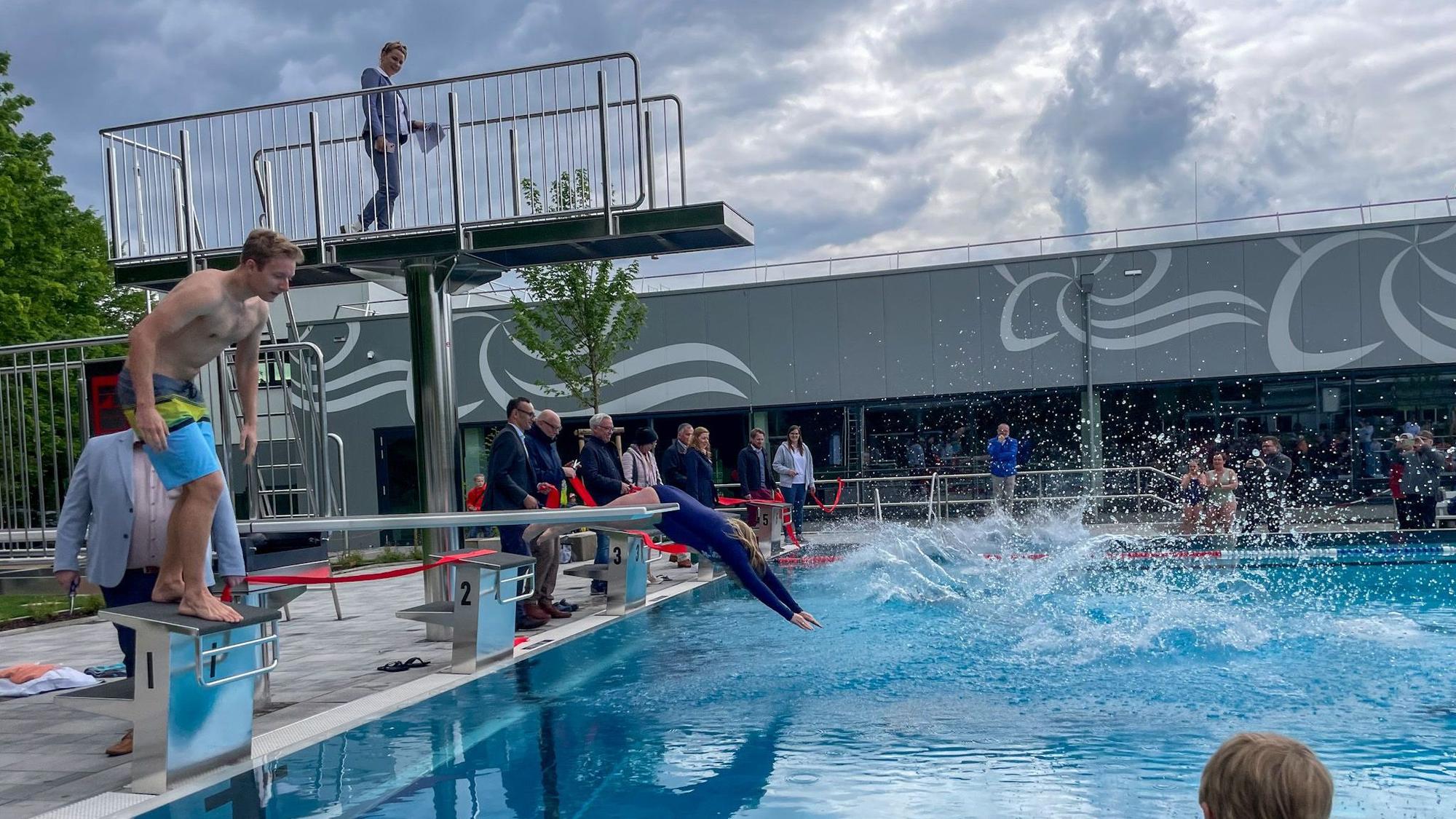 Der erste Kopfsprung: Das Leichlinger Freibad ist wieder geöffnet.