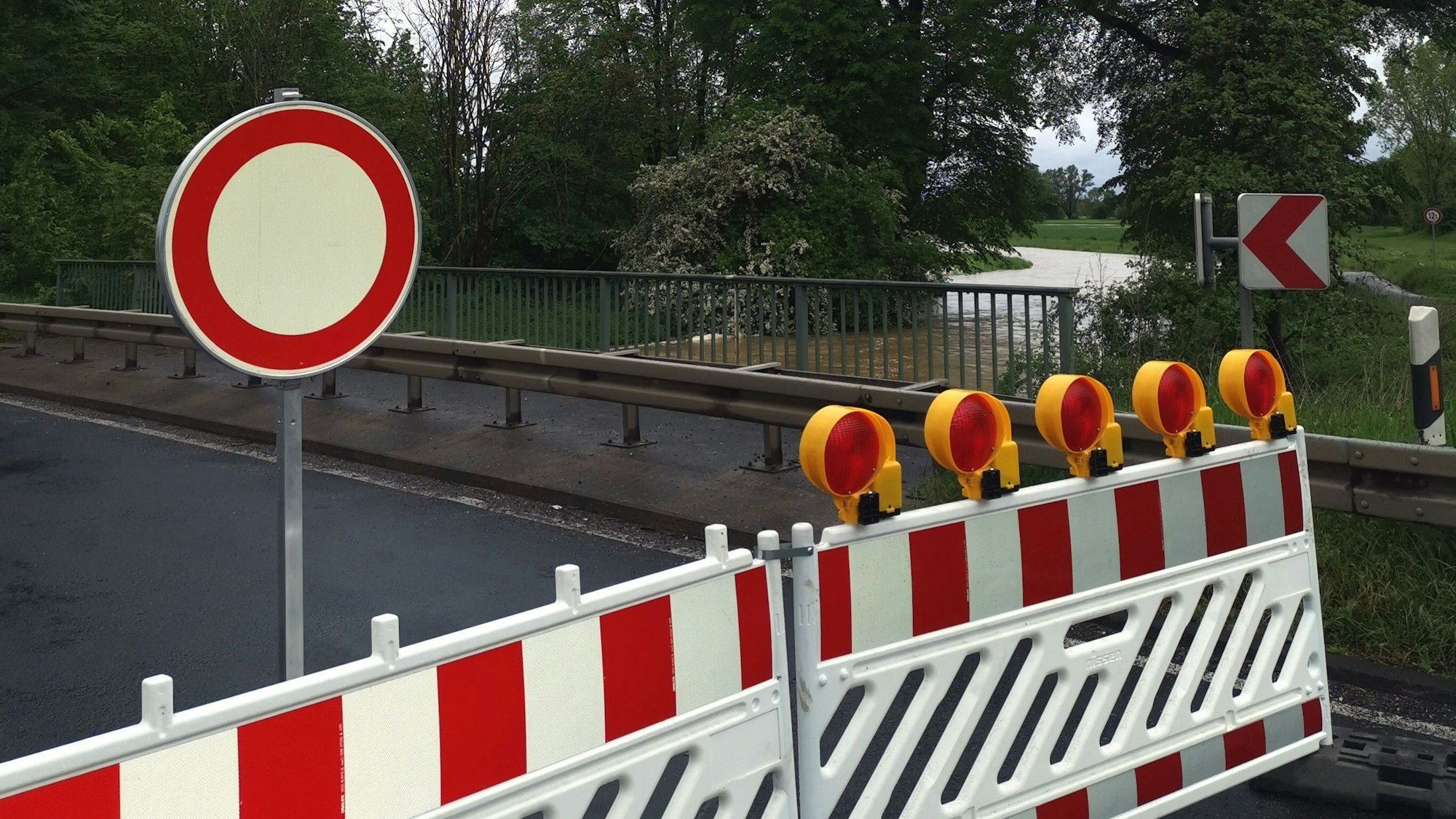 Die Swist bei Lützermiel am 3. Mai 2024. Die B 56 musste gesperrt werden