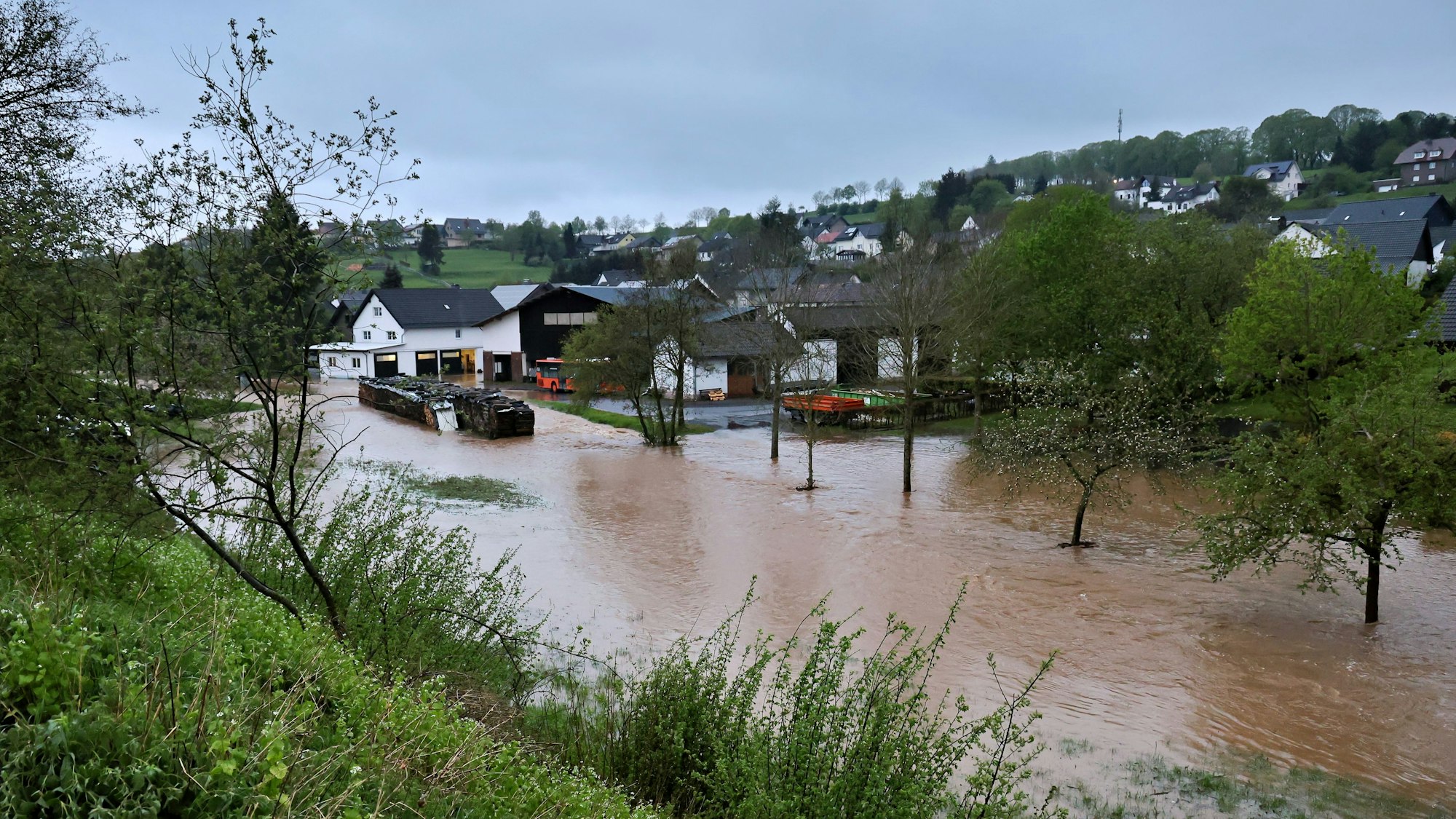 Der Moorbach ist über die Ufer getreten und hat die tiefen Lagen überschwemmt.