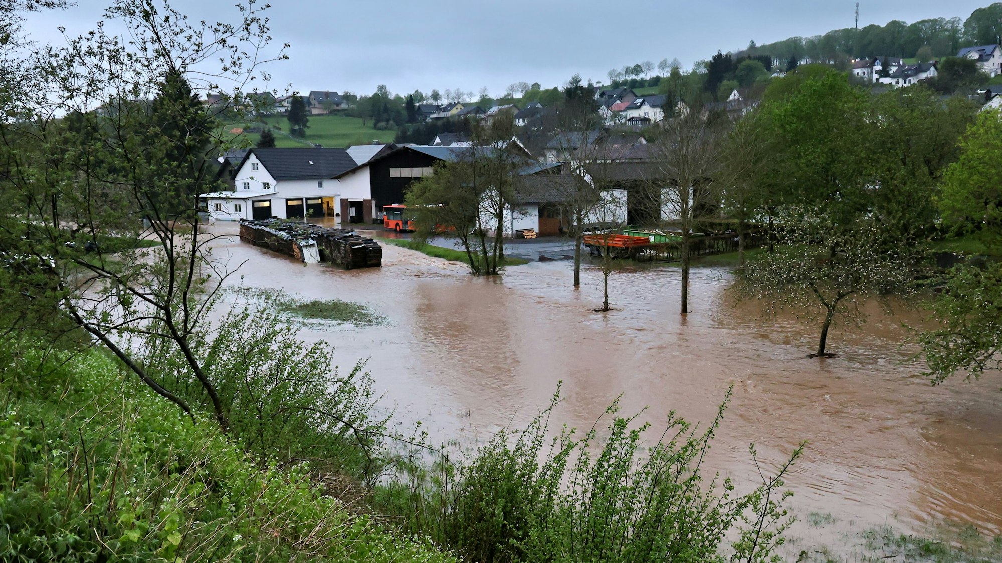 In Köln und der Region verursachten schweren Regenfälle mit Hagel und Sturmböen um die 80 km/h schwere Schäden. In der Eifel im Kreis Euskirchen fielen in nicht mal drei Stunden mehr als 65 Liter Regen pro Quadratmeter, Ortslagen wie Dahlem (im Bild) wurden überflutet.