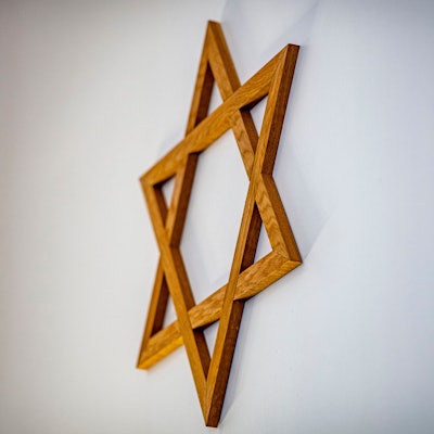 NRW: Ein Davidstern hängt an einer Wand im Gebetsraum der Neuen Synagoge. (Symbolbild)