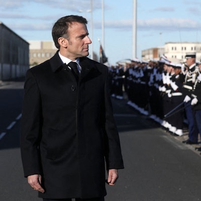 Emmanuel bei einem Besuch eines französischen Marinestützpunktes in Cherbourg. Der französische Präsident hat zwei Gründe für eine mögliche Entsendung von Truppen in die Ukraine benannt. (Archivbild)