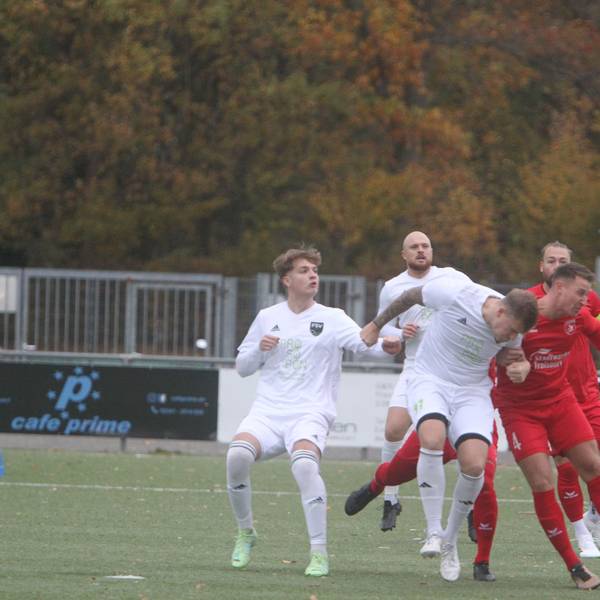 Augen zu und durch: Marius von Malottki (links) und der FSV II bitten die SF Troisdorf 05 um Eric Haag am Sonntag zum Spitzenduell.