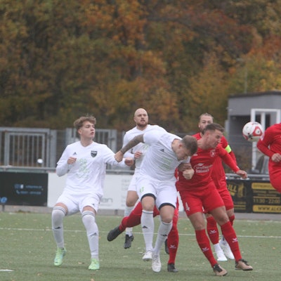 Augen zu und durch: Marius von Malottki (links) und der FSV II bitten die SF Troisdorf 05 um Eric Haag am Sonntag zum Spitzenduell.