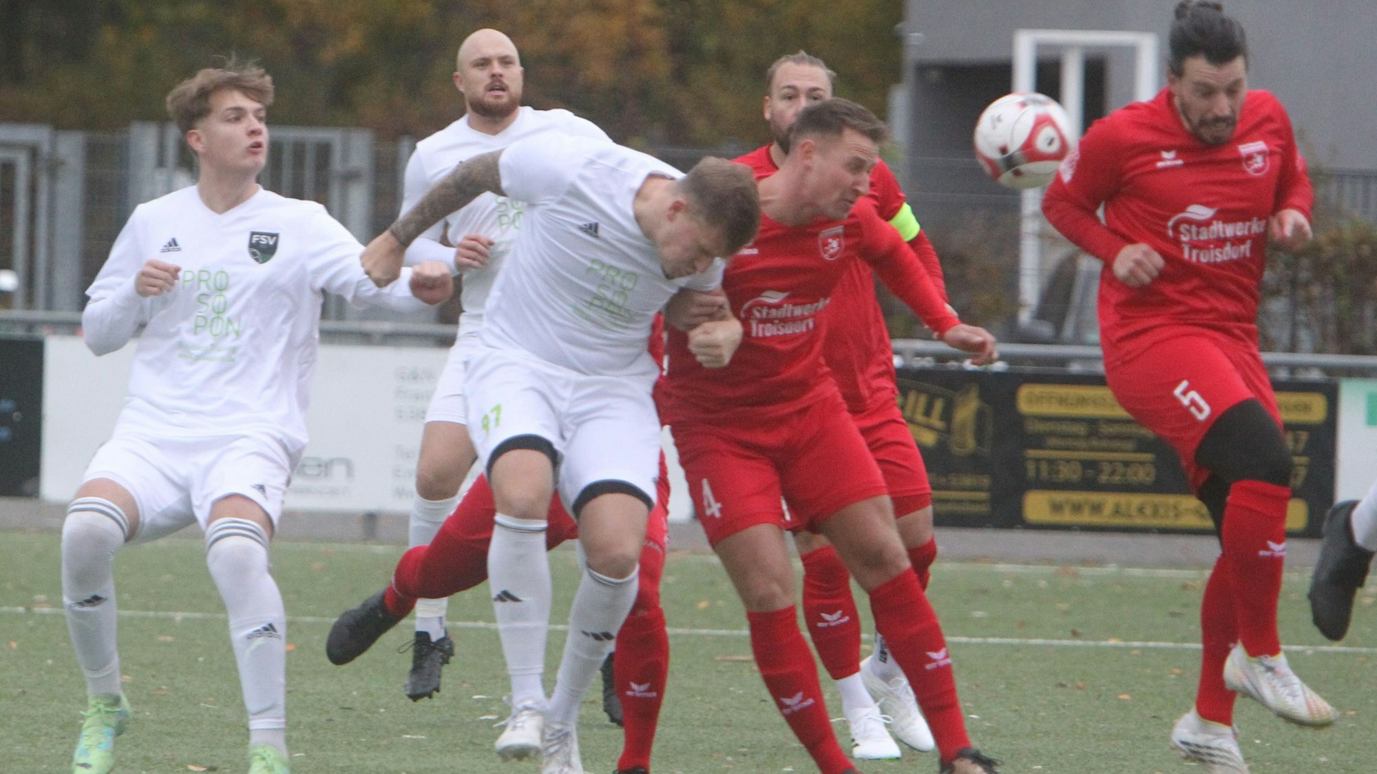Augen zu und durch: Marius von Malottki (links) und der FSV II bitten die SF Troisdorf 05 um Eric Haag am Sonntag zum Spitzenduell.