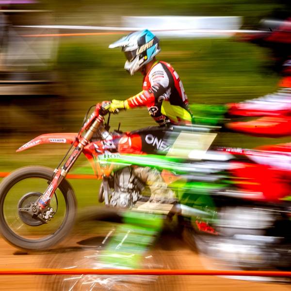 Das Bild zeigt zwei Motocross-Fahrer während des Rennens.