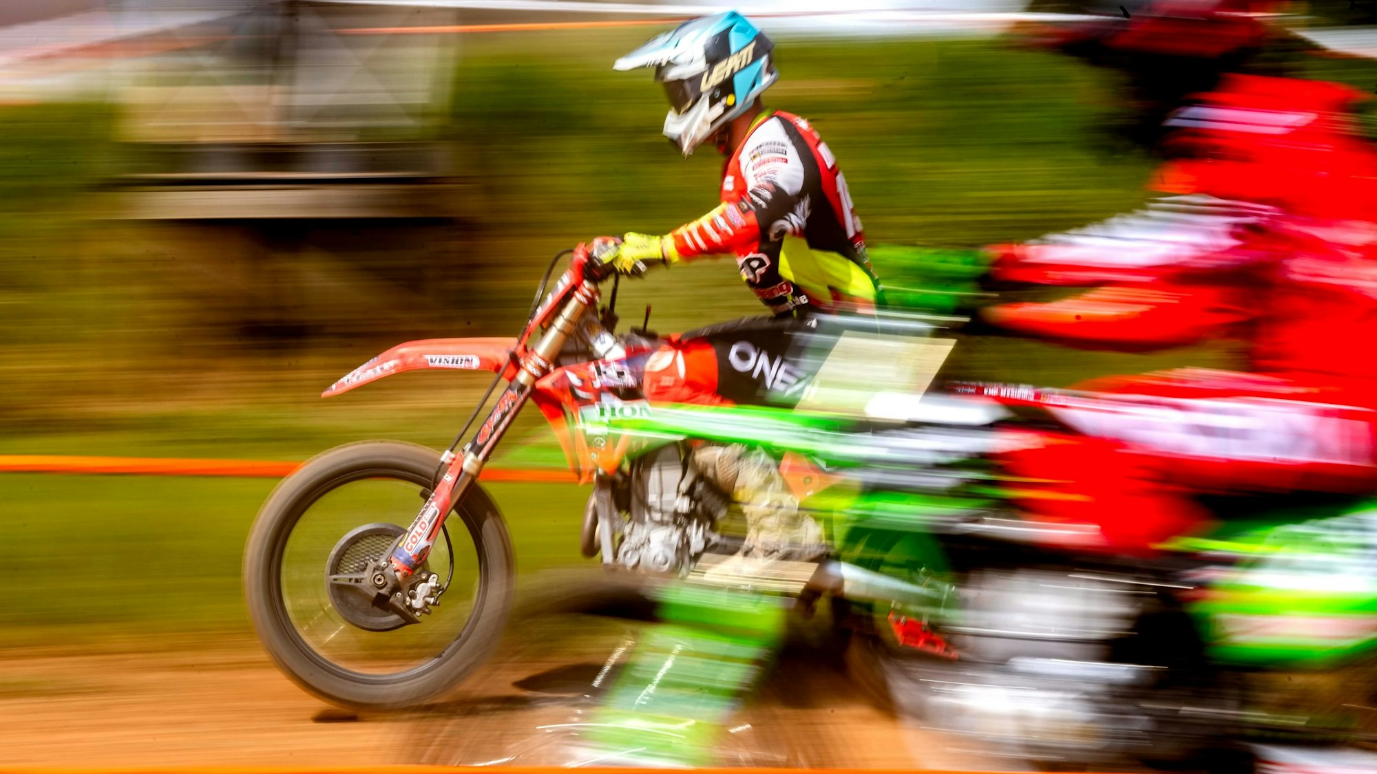 Das Bild zeigt zwei Motocross-Fahrer während des Rennens.