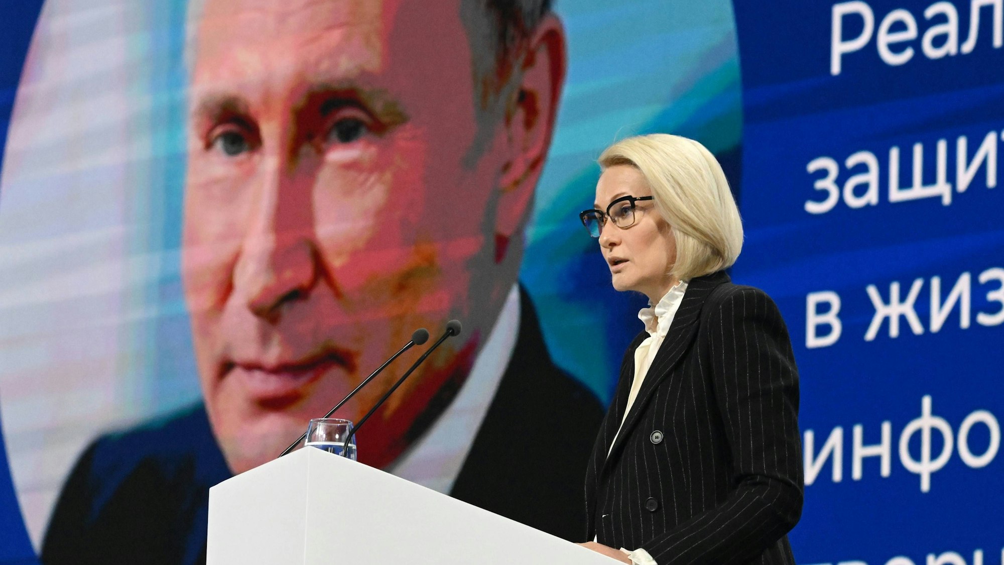 Die stellvertretende Ministerpräsidentin Wiktorija Abramtschenko hält im Februar eine Rede vor einem großen Bild von Kremlchef Wladimir Putin. Auch sie könnte den Personalrochaden im Kreml zum Opfer fallen.