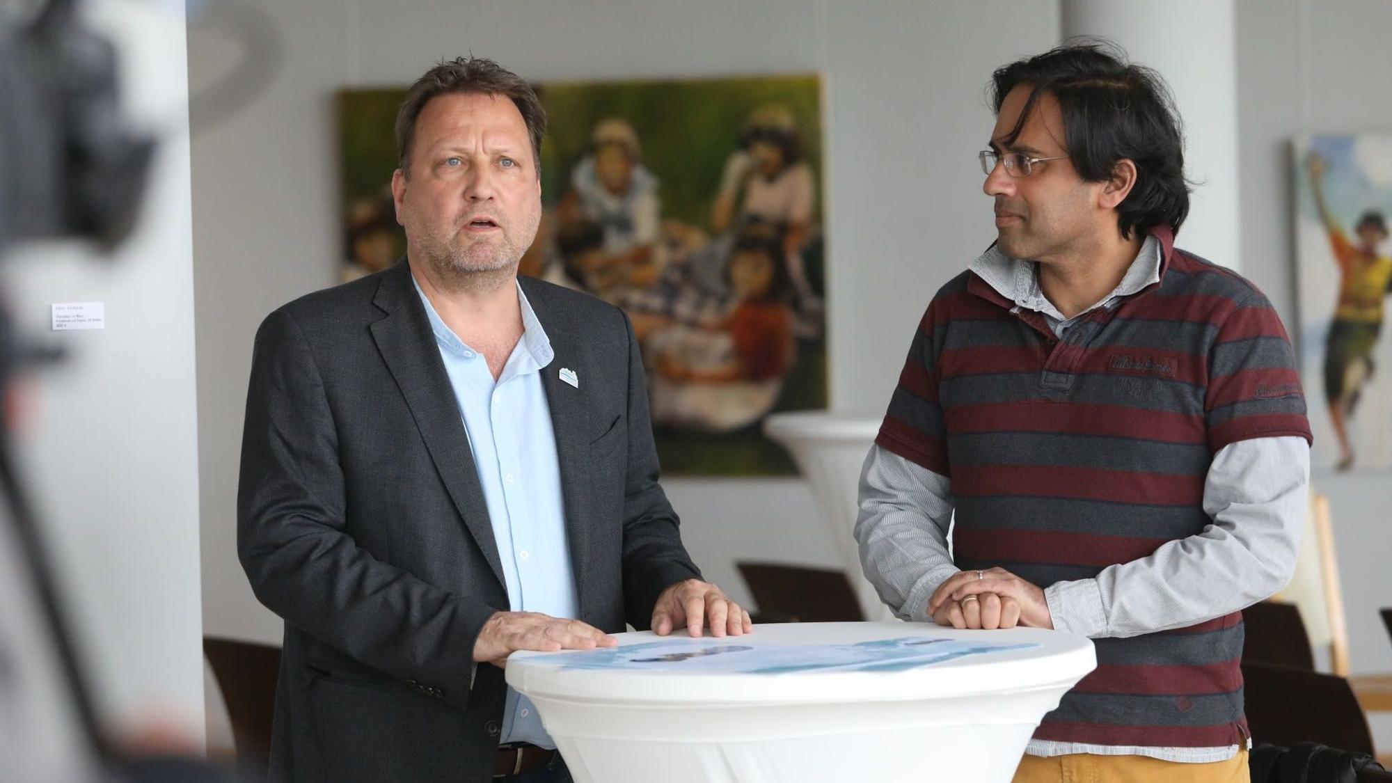 Bürgermeister Lutz Wagner (links) und Fabiano Pinto bei der Vorstellung.