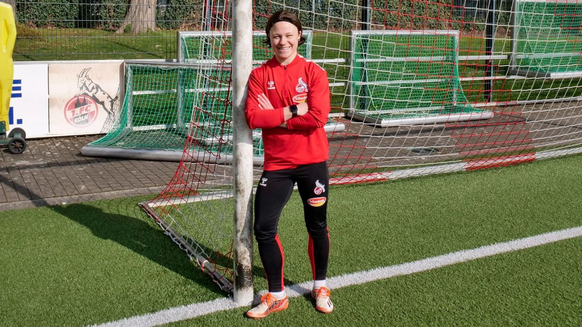 Das Bild zeigt die Fußballspielerin Ally Gudorf an einem Torpfosten auf dem Trainigsplatz am Geißbockheim. Inzwischen kickt sie für den SC Freiburg.