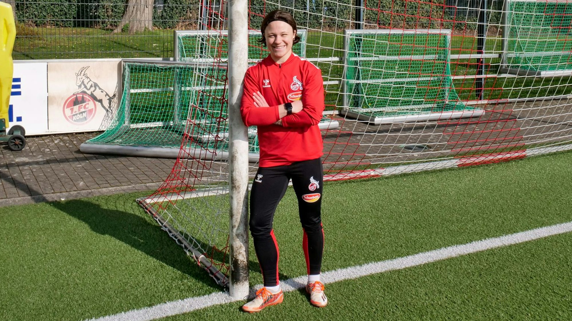 Das Bild zeigt die Fußballspielerin Ally Gudorf an einem Torpfosten auf dem Trainigsplatz am Geißbockheim. Inzwischen kickt sie für den SC Freiburg.