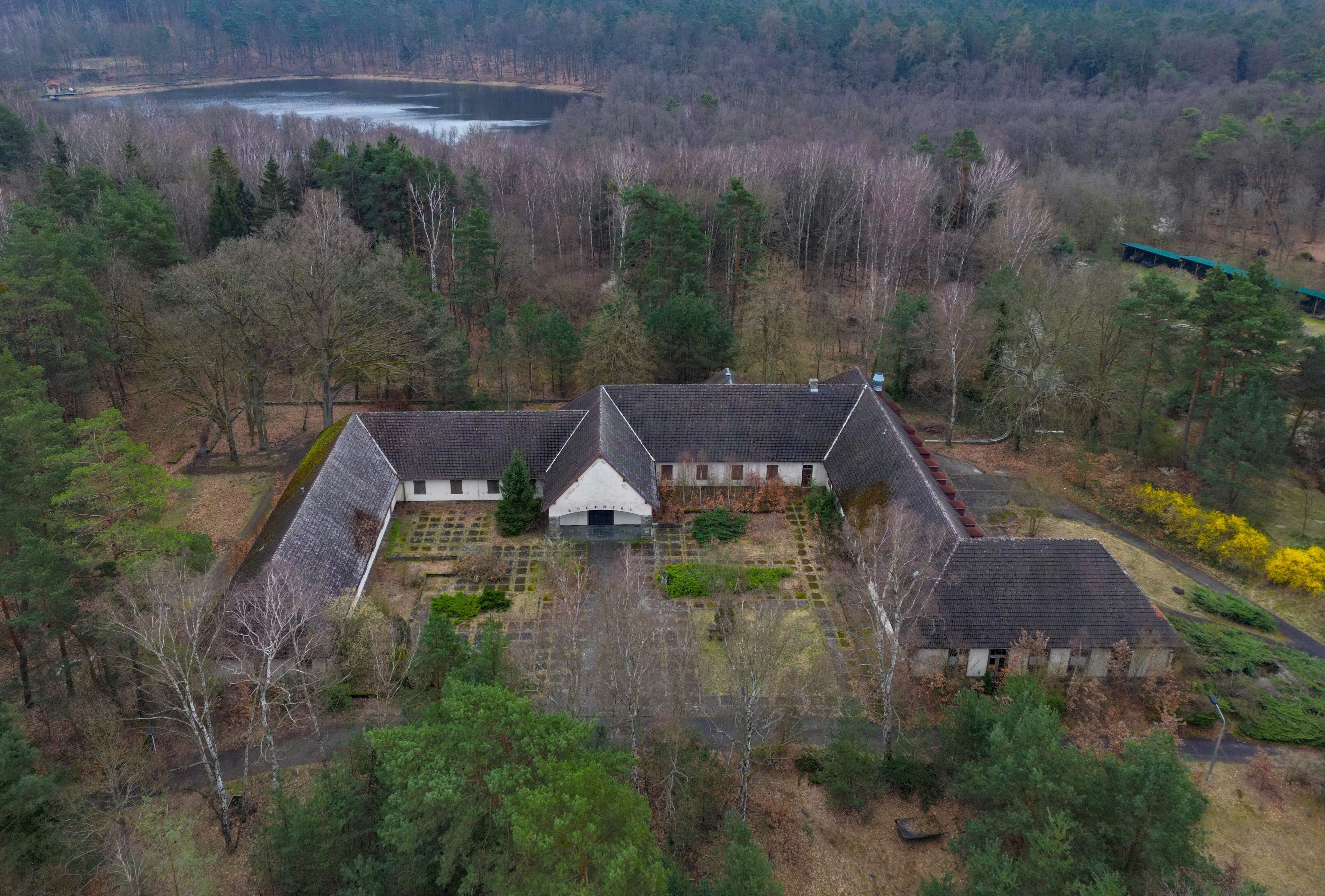 Die ehemalige Villa von Reichspropagandaminister Joseph Goebbels am Bogensee in der Gemeinde Wandlitz nördlich von Berlin. Das Gebäude verfällt seit mehreren Jahrzehnten.