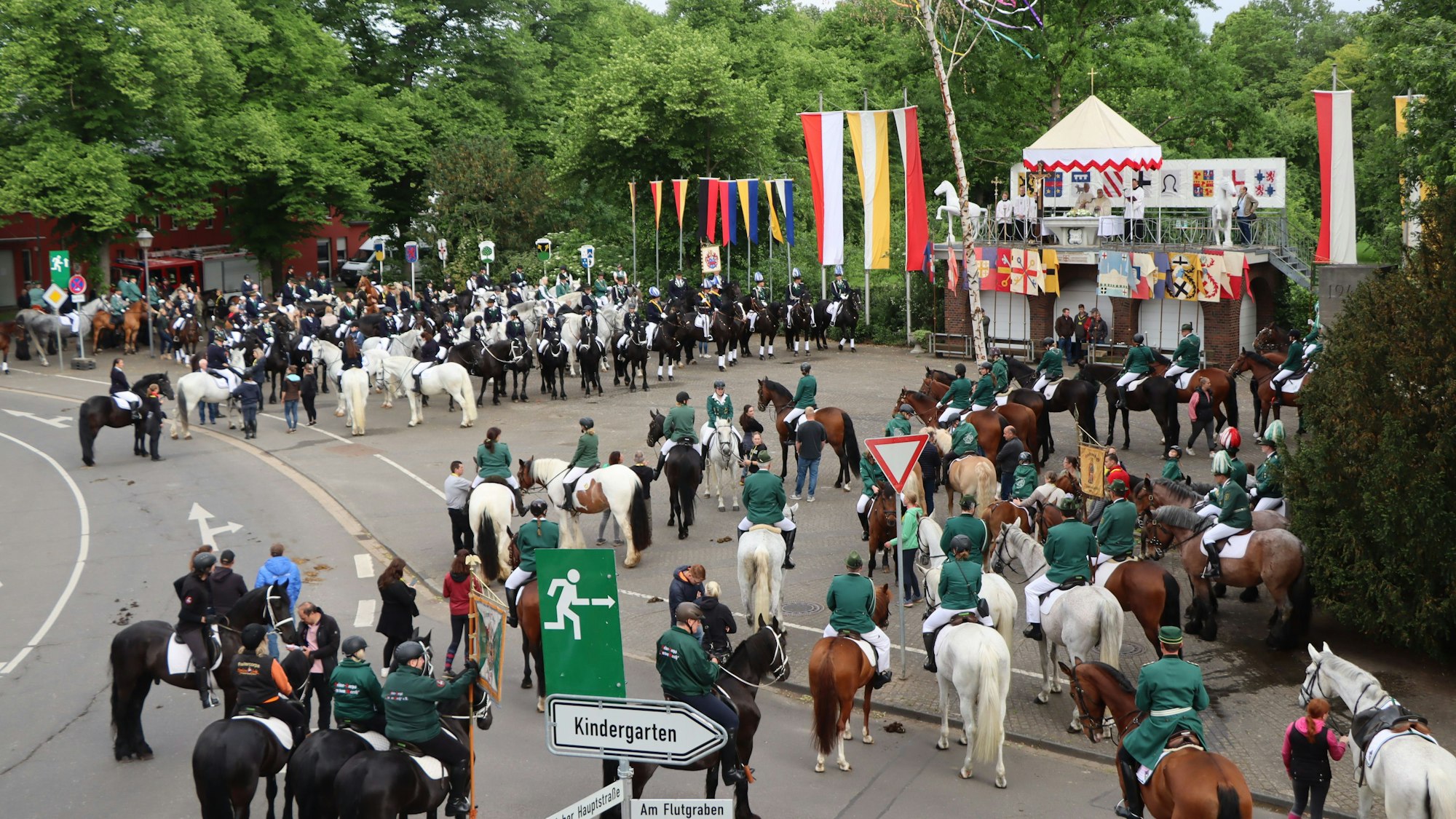 Zu sehen sind viele Reiter in Uniformen auf einem Platz in Gymnich.