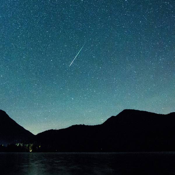 Bayern, Einsiedl: Eine Sternschnuppe leuchtet neben der Milchstraße am Himmel über dem Walchensee. (Archivbild)