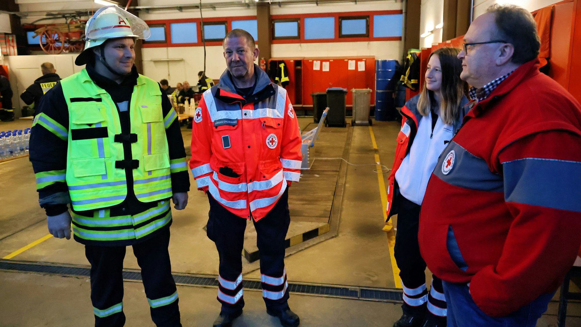 Der Einsatzleiter im Gespräch mit den DRK-Helfern.