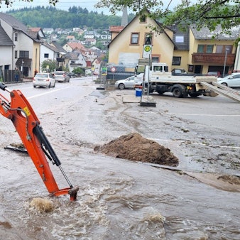 Ein Bagger versucht im baden-württembergischen Schriesheim einen übergelaufenen Bach freizuschaufeln. Schwere Unwetter haben in weiten Teilen Deutschlands Überflutungen, Hochwasser und teilweise sogar Katastrophenalarm ausgelöst.