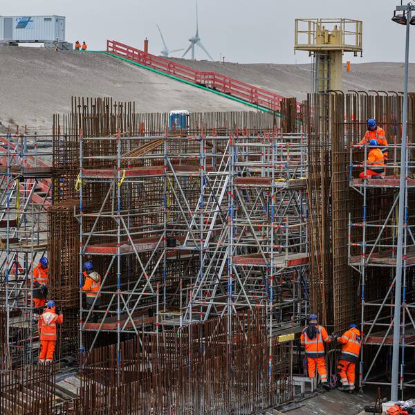 ARCHIV - 24.01.2024, Schleswig-Holstein, Fehmarn: Blick auf die Bauarbeiten der Ostseetunnel-Baustelle in Puttgarden auf der Insel Fehm (zu dpa: «Arbeitgeber lassen Schlichtung am Bau scheitern - Streiks kommen») Foto: Ulrich Perrey/dpa +++ dpa-Bildfunk +++