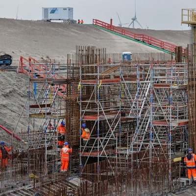 ARCHIV - 24.01.2024, Schleswig-Holstein, Fehmarn: Blick auf die Bauarbeiten der Ostseetunnel-Baustelle in Puttgarden auf der Insel Fehm (zu dpa: «Arbeitgeber lassen Schlichtung am Bau scheitern - Streiks kommen») Foto: Ulrich Perrey/dpa +++ dpa-Bildfunk +++