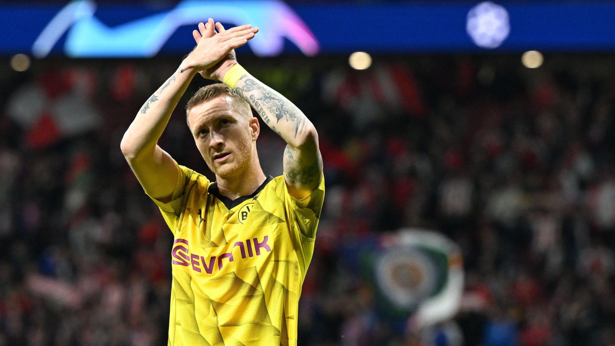 Dortmunds Marco Reus applaudiert in Richtung der BVB-Fans.