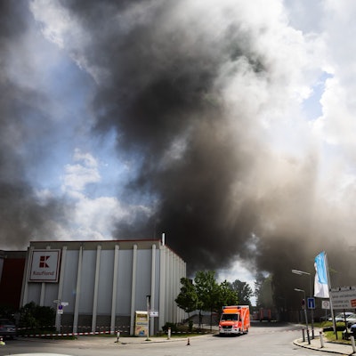 Dunkler Rauch steigt bei einem Brand in Berlin-Lichterfelde auf.
