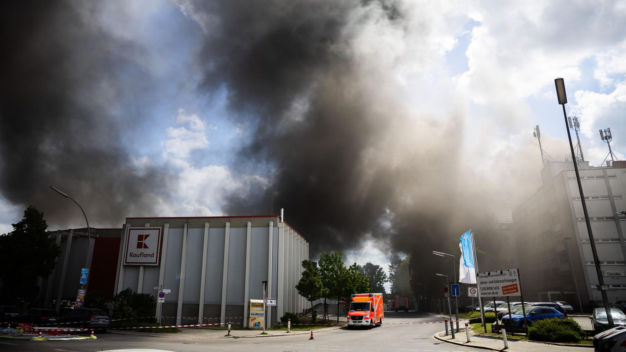 Dunkler Rauch steigt bei einem Brand in Berlin-Lichterfelde auf.