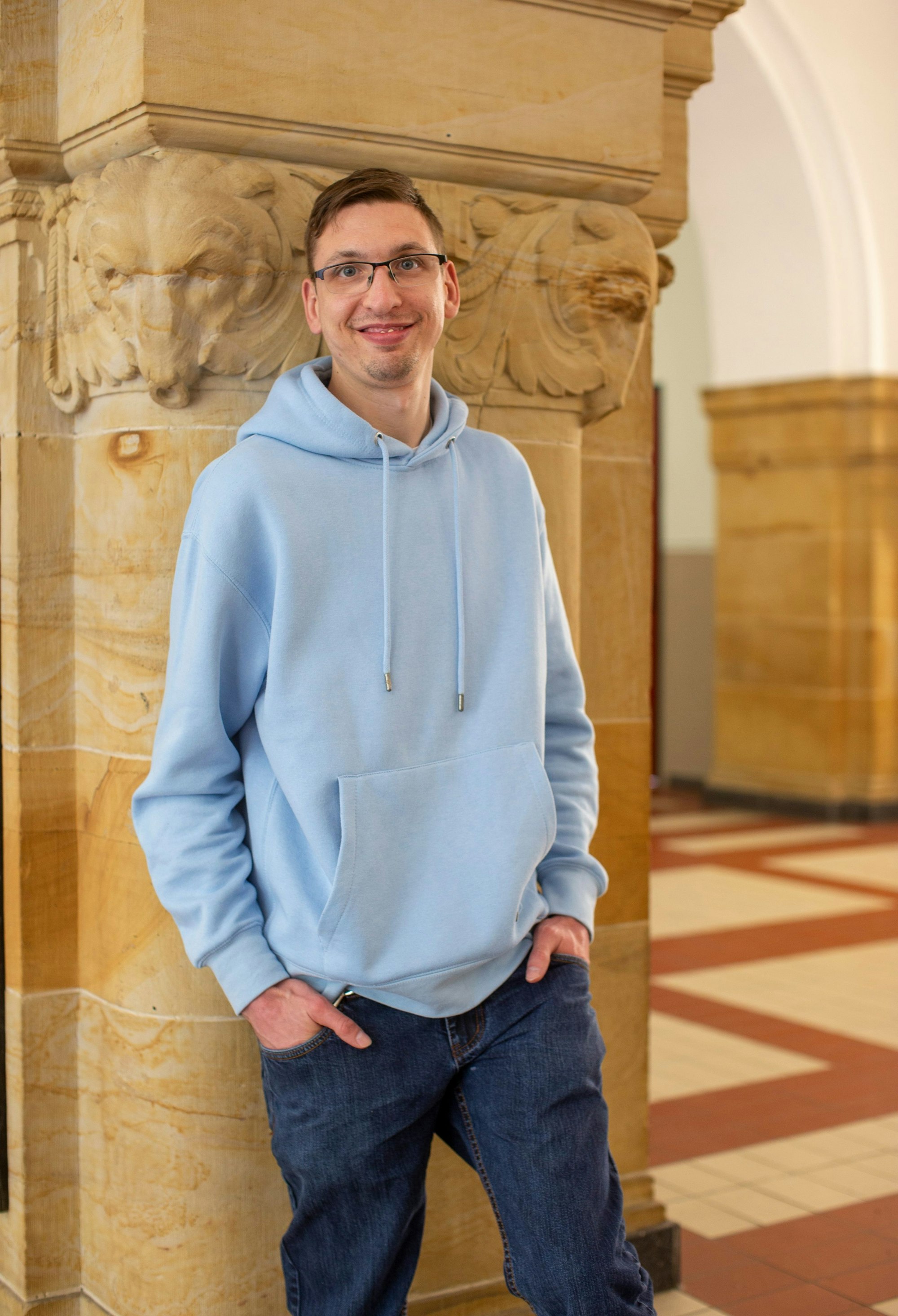 „Behindert ist man nicht, behindert wird man“: Florian Lintz im Foyer der TH.