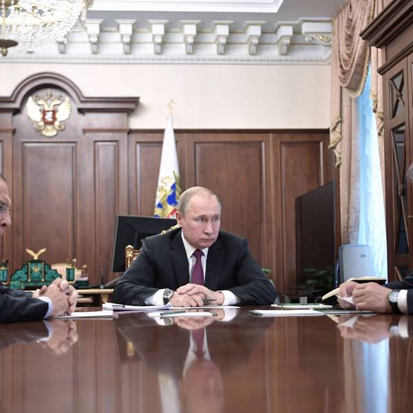 Langjährige Weggefährten: Außenminister Sergej Lawrow, Kremlchef Wladimir Putin und Verteidigungsminister Sergei Schoigu. Um die Zukunft der beiden Minister gibt es nun wilde Spekulationen. (Archivbild)