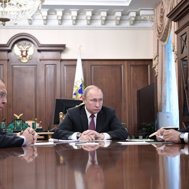 Langjährige Weggefährten: Außenminister Sergej Lawrow, Kremlchef Wladimir Putin und Verteidigungsminister Sergei Schoigu. Um die Zukunft der beiden Minister gibt es nun wilde Spekulationen. (Archivbild)