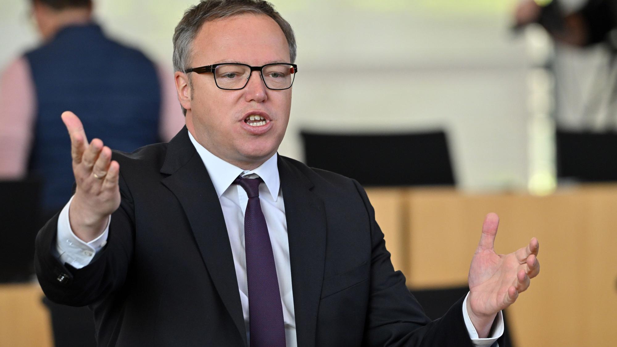 Thüringen, Erfurt: Mario Voigt, CDU-Fraktionschef, spricht im Plenarsaal des Thüringer Landtags