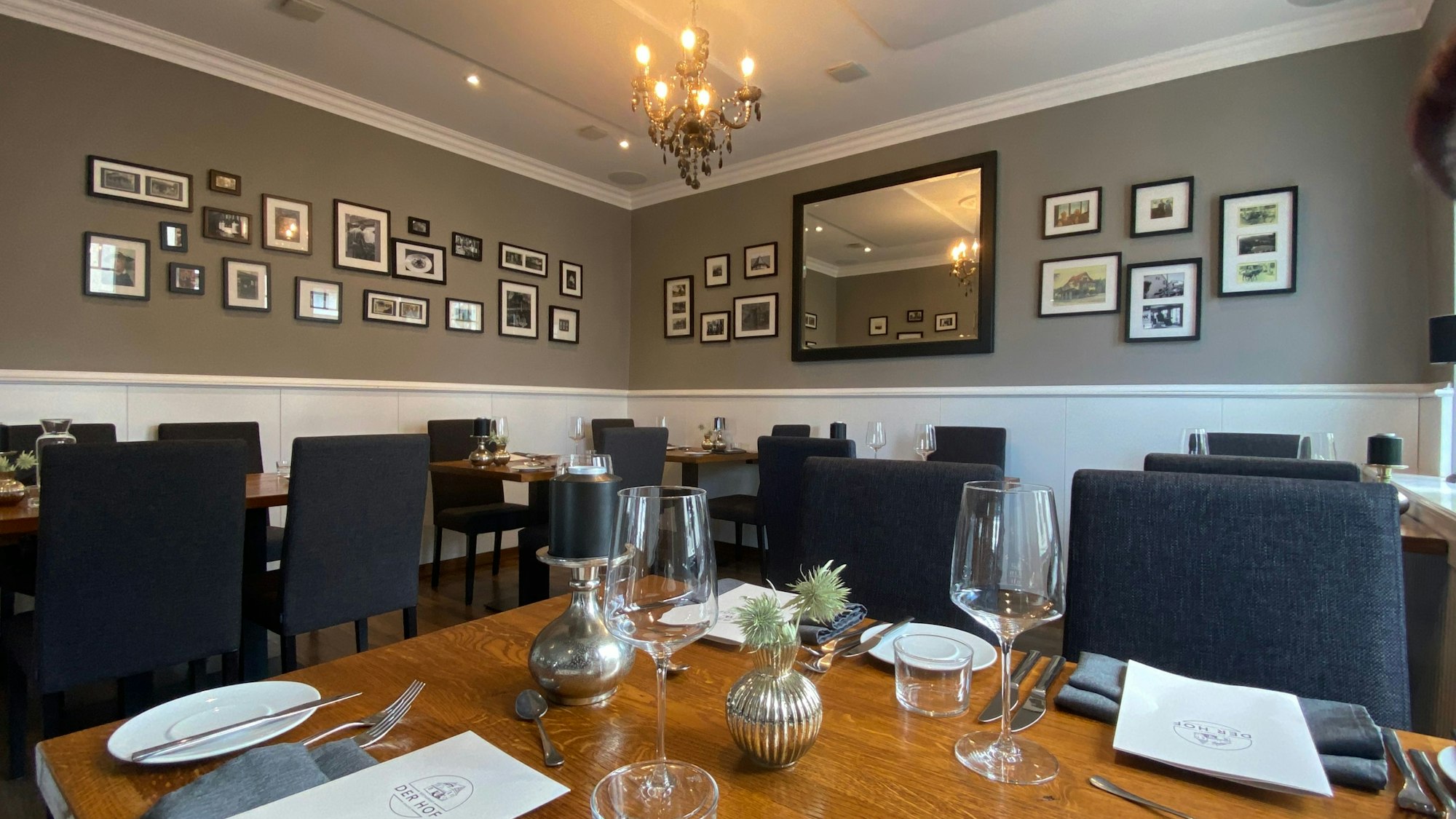 Im Restaurant sind Tische gedeckt.