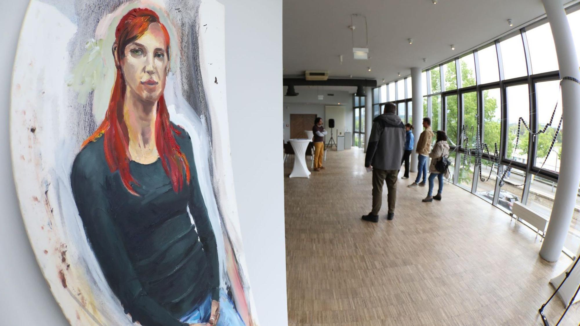 Das Bild „Theaterregisseurin" von Tobias Buß hängt im Eingangsbereich.