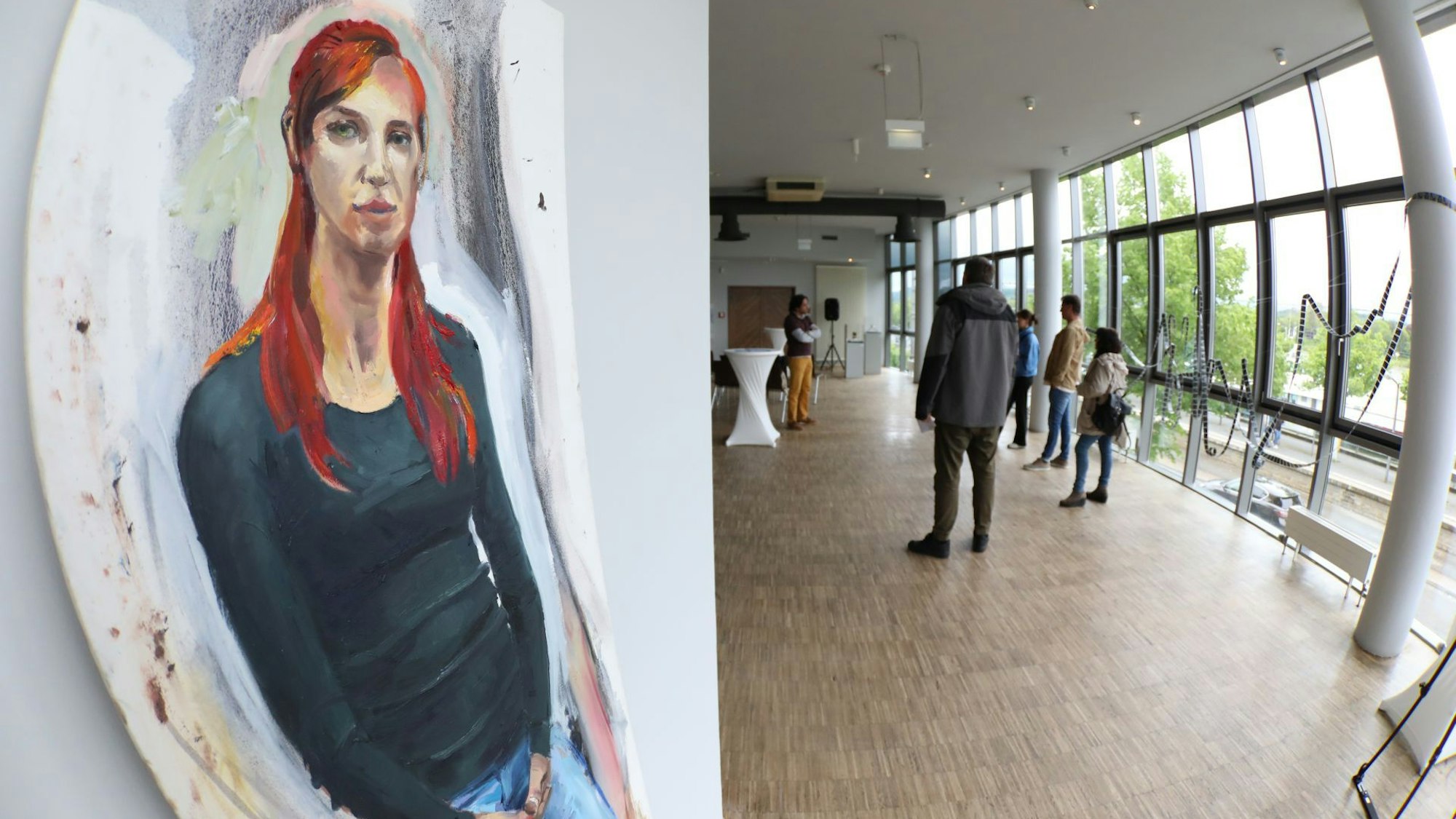 Das Bild „Theaterregisseurin" von Tobias Buß hängt im Eingangsbereich.