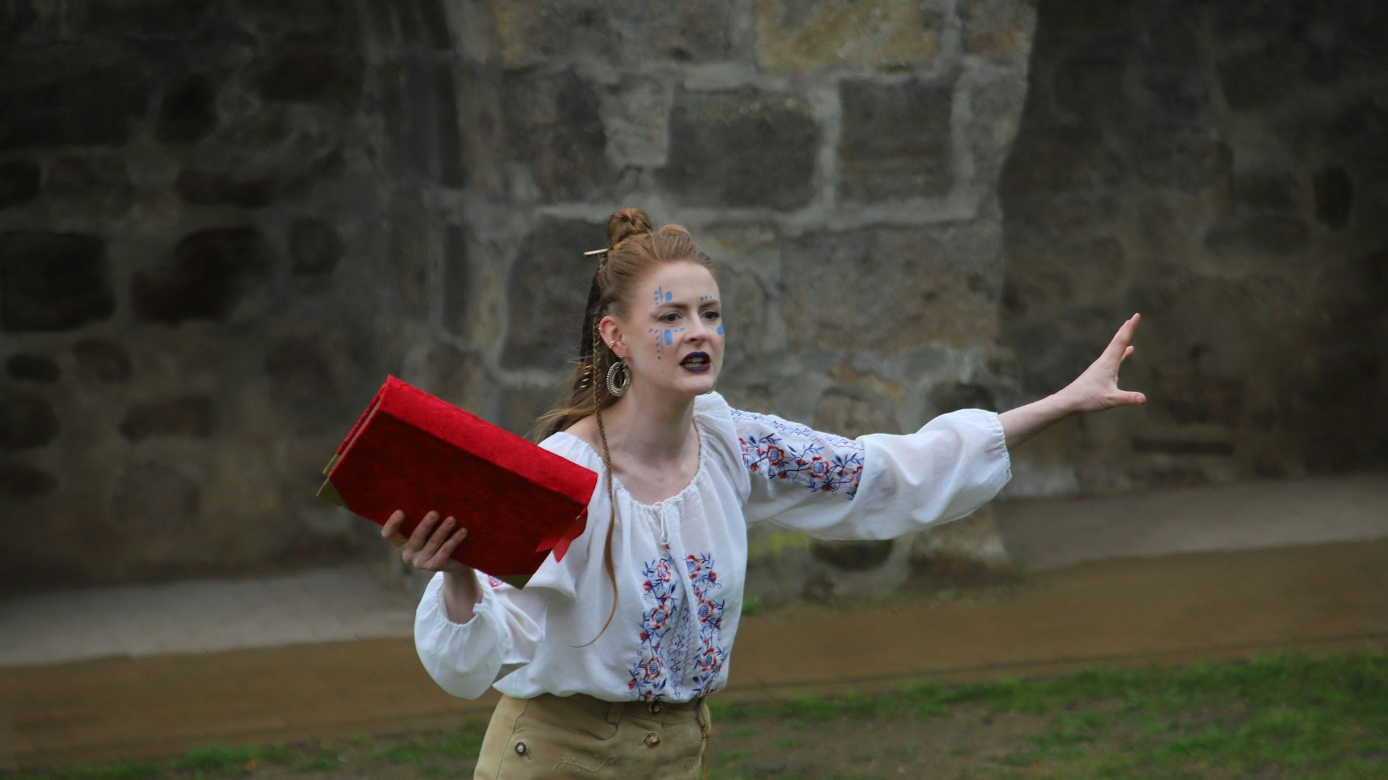 Lisa Bonack als Spielfrau Barda führt mit ihren Erzählungen durch das Stück.