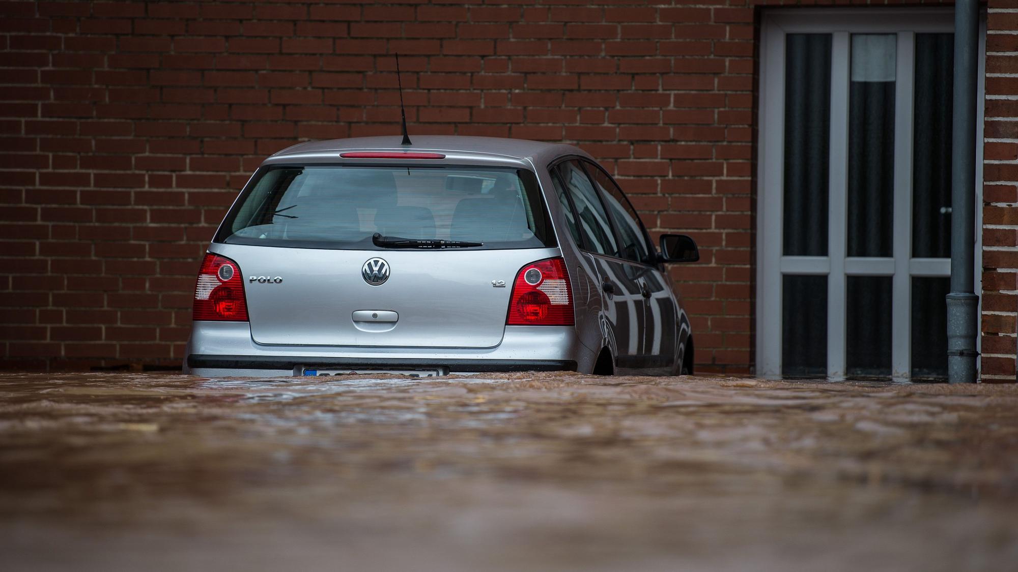 Ein Auto steht im Hochwasser