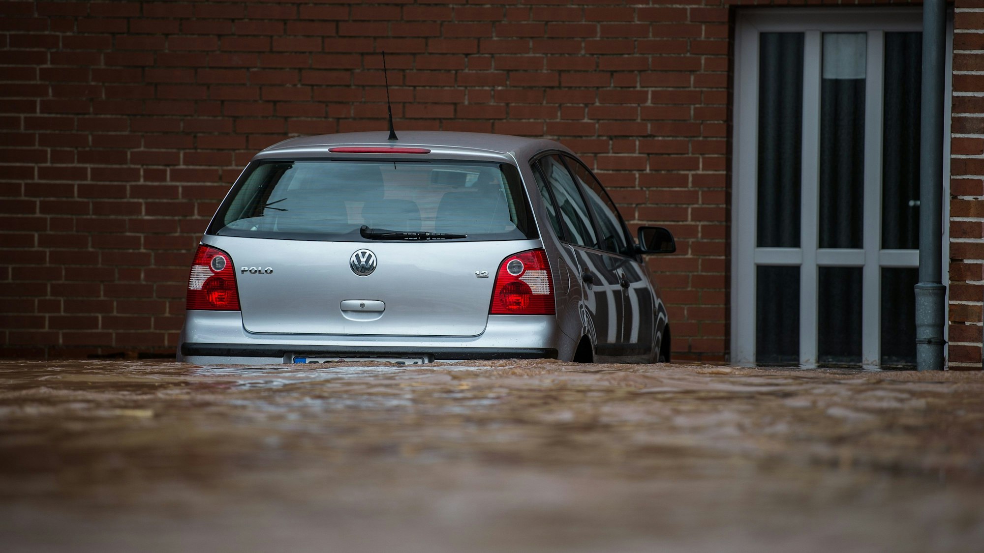 Ein Auto steht im Hochwasser