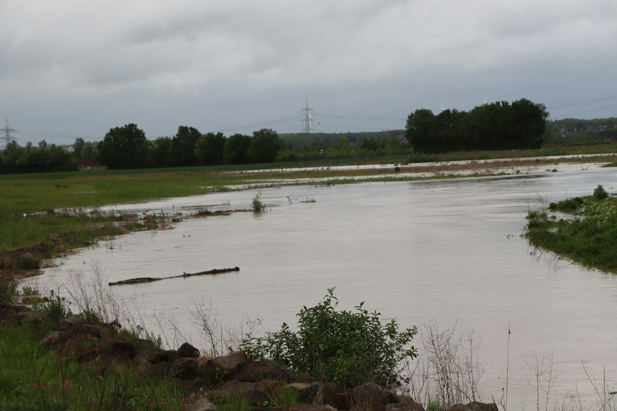 Die Erft führt wie hier bei Erftstadt-Blessem nach dem Unwetter am Donnerstagnachmittag sehr viel Wasser.