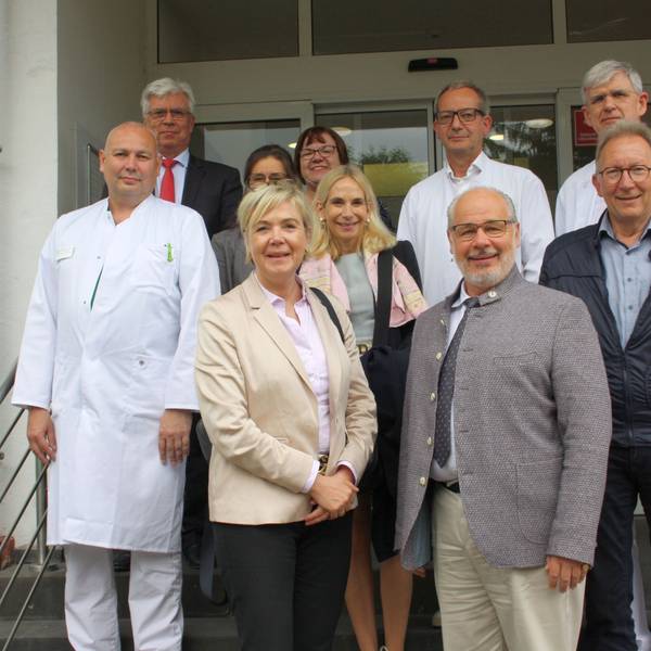 Auf dem Foto ist der Bundestagsabgeordnete Georg Kippels mit Ärzten des Krankenhauses Bedburg zu sehen.