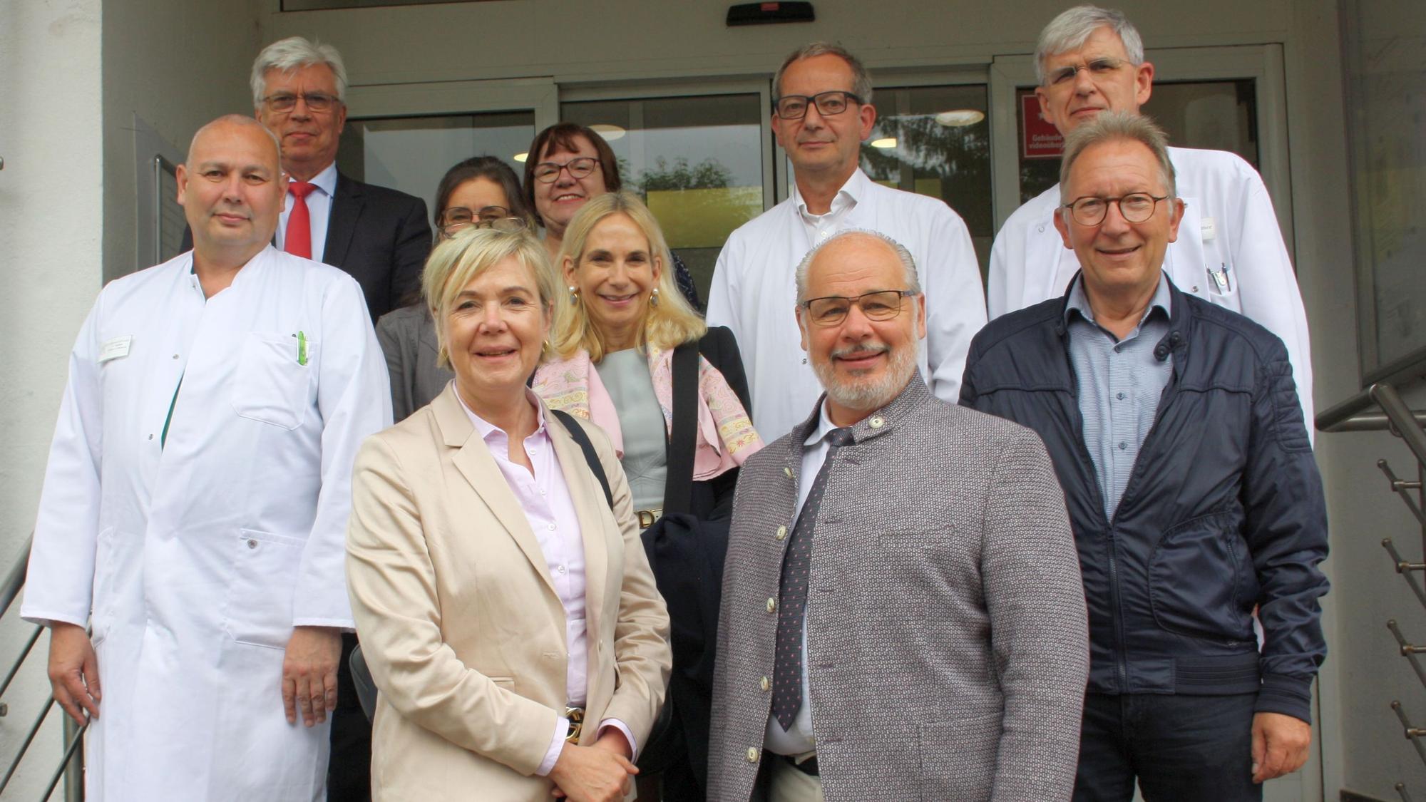 Auf dem Foto ist der Bundestagsabgeordnete Georg Kippels mit Ärzten des Krankenhauses Bedburg zu sehen.