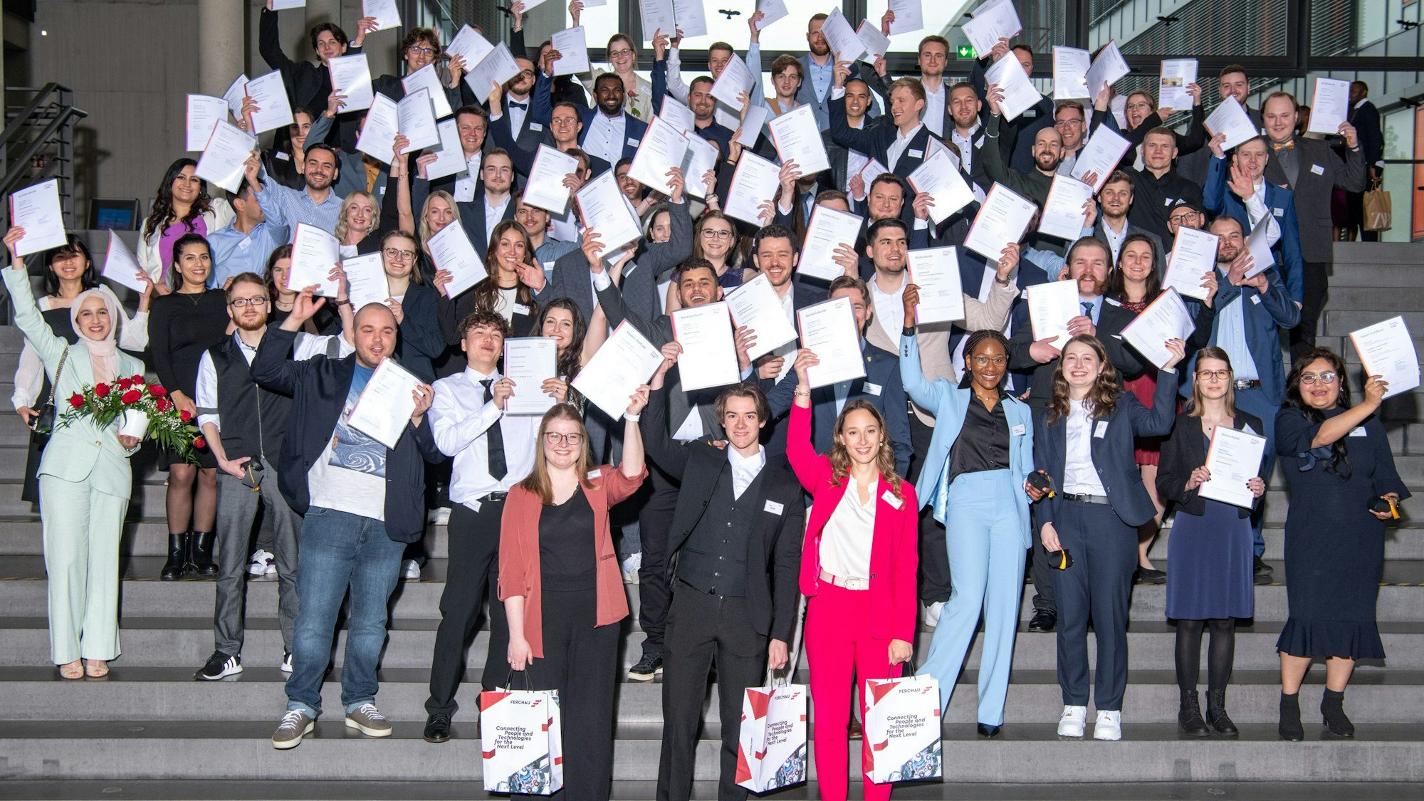 Die Absolventinnen und Absolventen, vorne die Ferchau-Förderpreisträgerm von links Leonie Behm, Nico Müller und Hanna Freitag.