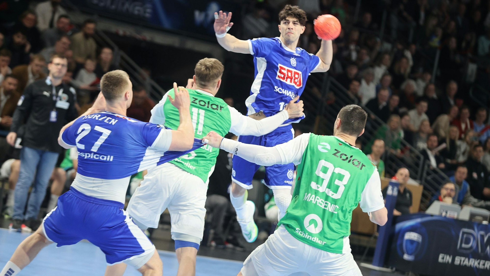 Giorgi Tskhovrebadze setzt mit dem Ball in der Hand zum Sprungwurf an.