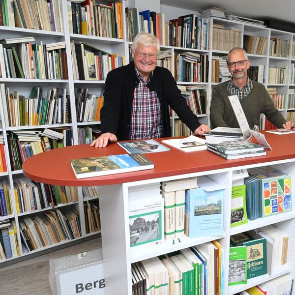 Vorsitzender Lothar Eschbach (l., mit Michael Müller) in den neuen Räumen des „Geschichte-Lokals“.
