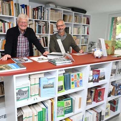 Vorsitzender Lothar Eschbach (l., mit Michael Müller) in den neuen Räumen des „Geschichte-Lokals“.