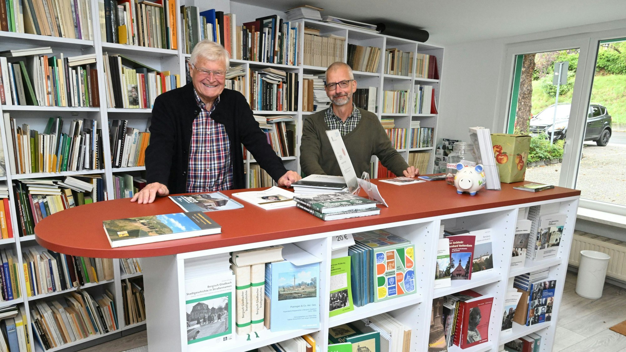 Vorsitzender Lothar Eschbach (l., mit Michael Müller) in den neuen Räumen des „Geschichte-Lokals“.