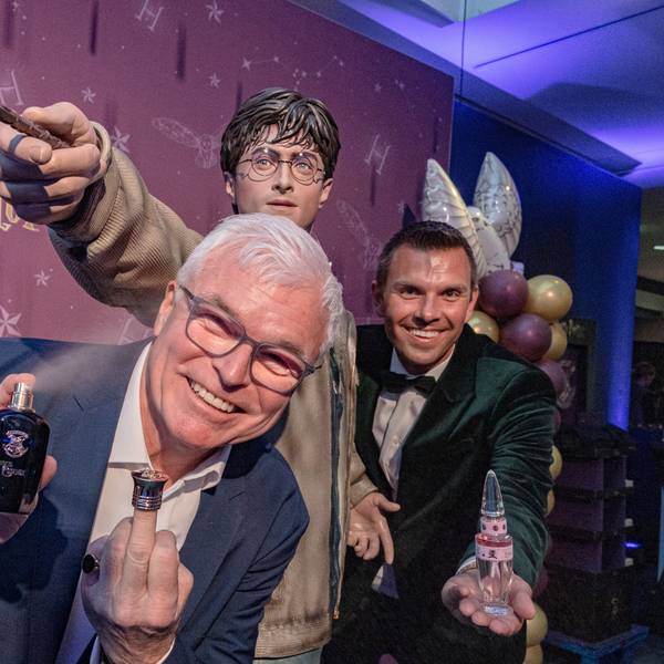 Guido Schmitt (l) und Daniel de Sain präsentieren die Düfte gemeinsam mit dem Namensgeber der Filmreihe.