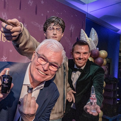 Guido Schmitt (l) und Daniel de Sain präsentieren die Düfte gemeinsam mit dem Namensgeber der Filmreihe.