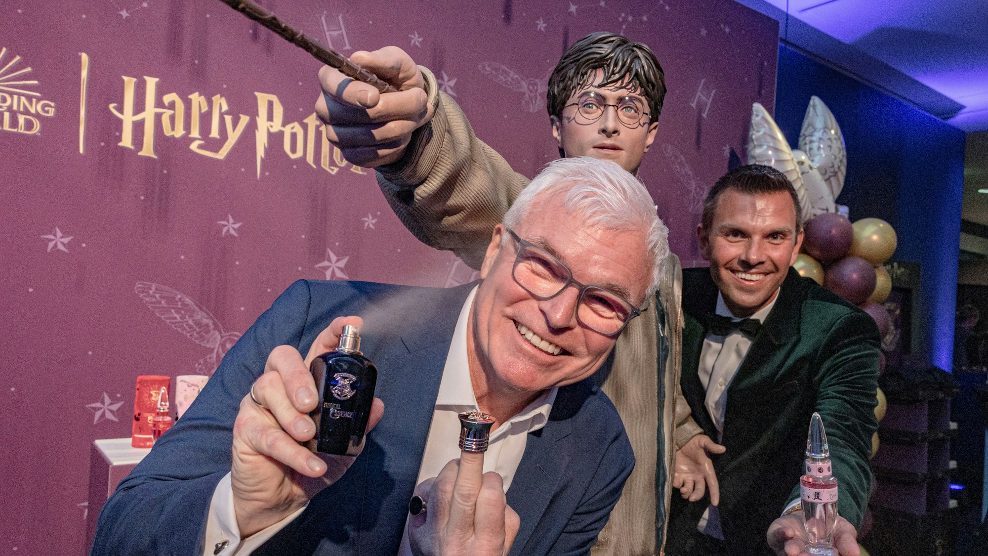 Guido Schmitt (l) und Daniel de Sain präsentieren die Düfte gemeinsam mit dem Namensgeber der Filmreihe.