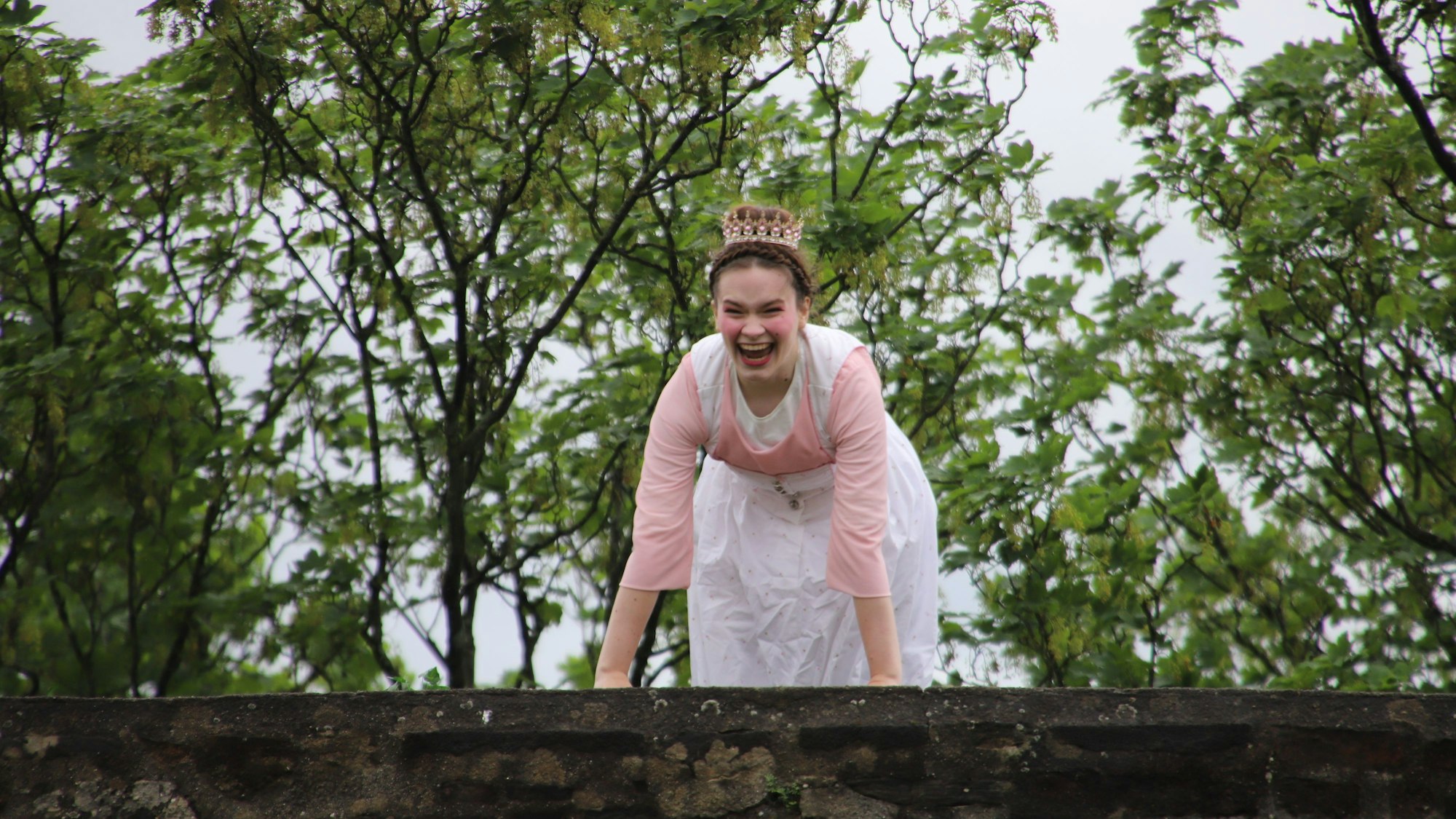 Eina Welsch brilliert als Rosalie, das Dornröschen. Hier hüpft sie auf den Mauern über dem Johannisgarten herum.