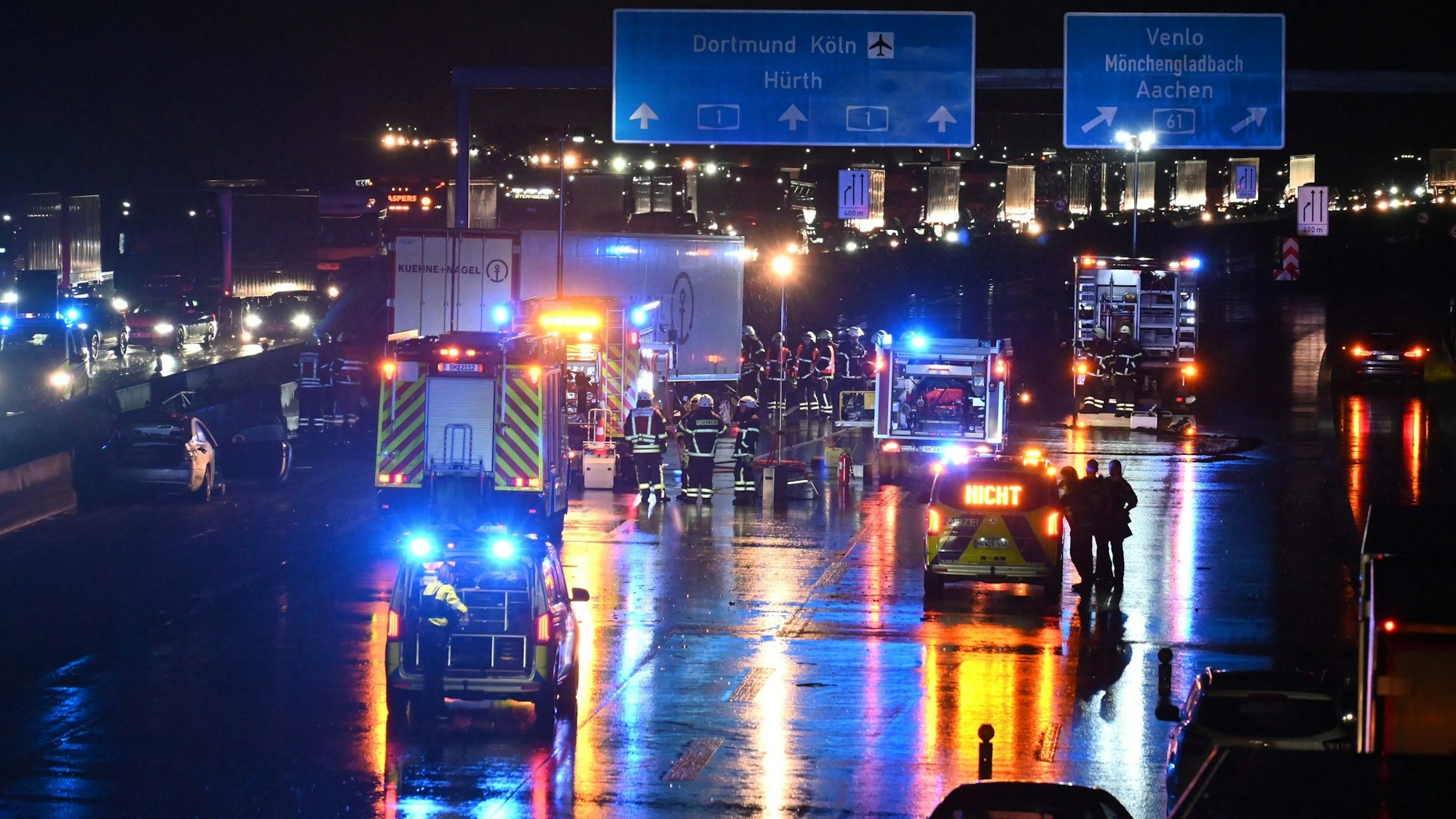 Auf der A61 sind ein Auto und ein Lkw zusammengestoßen, aus dem Lkw laufen gefährliche Stoffe aus. Die Autobahn ist in Fahrtrichtung Köln noch für mehrere Stunden gesperrt. Es wird mit Staus und Verzögerungen gerechnet
