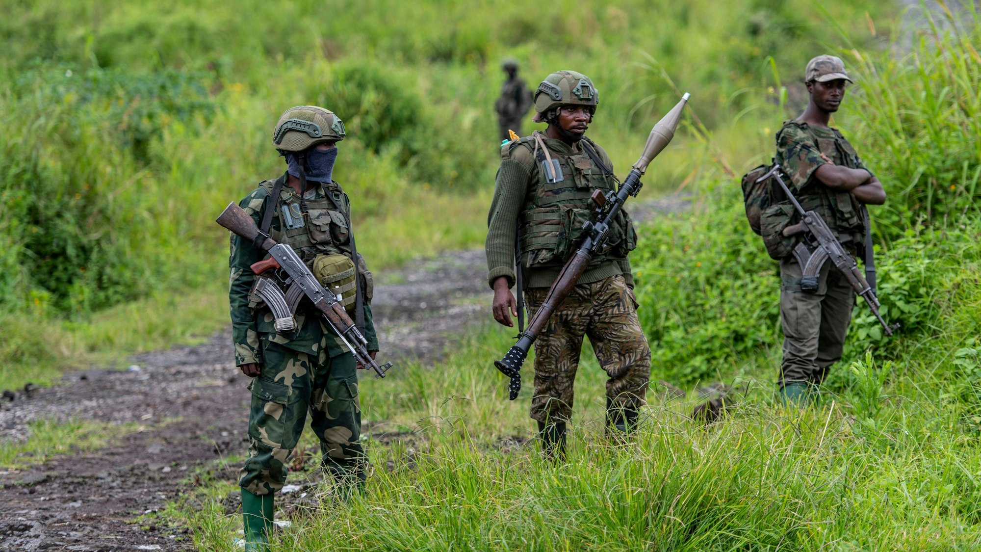 M23-Rebellen stehen mit ihren Waffen im Osten der Demokratischen Republik Kongo.