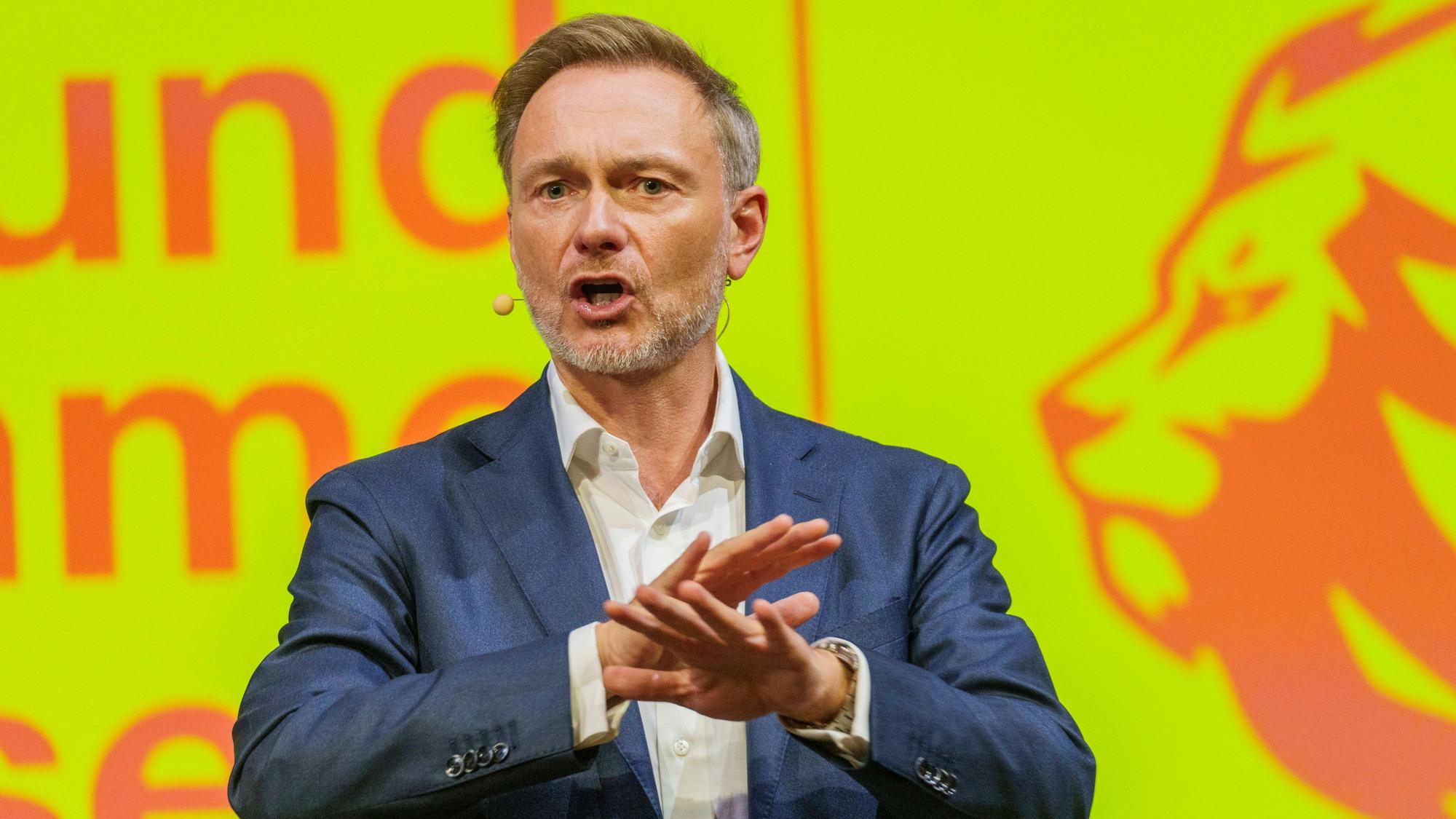 ARCHIV - 05.10.2023, Hessen, Frankfurt/Main: Christian Lindner (FDP), FDP-Parteichef/Bundesfinanzminister, spricht auf der Wahlkampfveranstaltung im Palmengarten Gesellschaftshaus. Im Wahlkampfendspurt unterstützen FDP-Bundesfinanzminister und die stellvertretende FDP-Bundesvorsitzende und Bundesbildungsministerin den Spitzenkandidaten der Hessen-FDP für die Landtagswahl am kommenden Sonntag (8.10.2023). (zu dpa: «Zoll stellt Bilanz vor und empfängt Christian Lindner») Foto: Andreas Arnold/dpa +++ dpa-Bildfunk +++